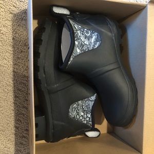 Sakroots Mano ankle rainboots